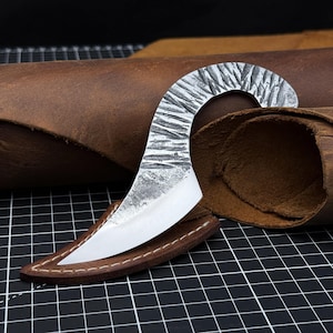 Kiridashi - eine Kompakte und Rasiermesserscharfe, abgerundete Klinge. Messer im Japanischen Stil. Handgeschmiedet aus gehärtetem 52100 Carbonstahl, mit Scheide. Geschenk