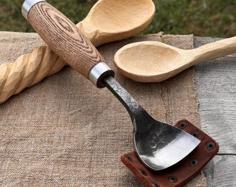 手鍛造のスプーン彫刻刀。52100炭素鋼ブレード、アッシュハンドル、革製シース。ボウル彫刻ツール。木工用湾曲ノミ。