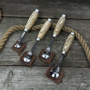 4-Piece Hand-Forged Spoon Carving Gouge Set – Sharp Carbon Steel Blades, Ergonomic Ash Wood Handles, Leather Sheaths – Woodworking Tools