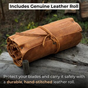 Pode incluir: Um rolo de ferramentas de couro castanho enrolado, com fecho de correia de couro. O texto "Includes Genuine Leather Roll" est&aacute; no topo. O texto "Protect your blades and carry it safely with a durable, hand-stitched leather roll" est&aacute; na parte inferior.