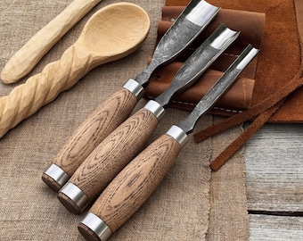 Zestaw 3 ręcznie kutych dłut rzeźbiarskich do prac w drewnie. Ostre ostrza ze stali węglowej, ergonomiczne uchwyty z drewna jesionowego. Dłuta do rzeźbienia w kształcie łyżki i misy.