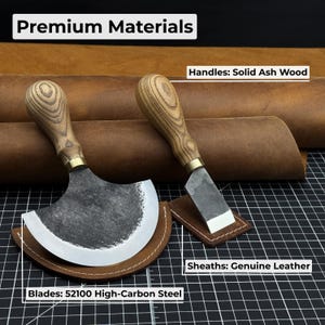 Puede incluir: Dos cuchillos para trabajar el cuero con mangos de madera maciza de fresno y hojas de acero con alto contenido de carbono 52100. Las hojas est&aacute;n colocadas en fundas de cuero genuino. El texto "Premium Materials" est&aacute; en la parte superior.