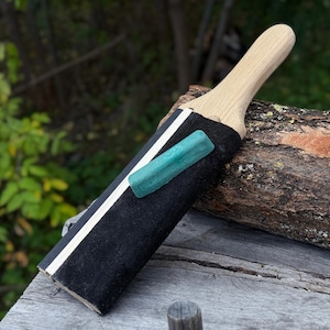 Asentador de cuero de doble cara para cuchillos de gancho y gubias. Incluye pasta de pulir. Tabla de fresno. Asentador de una cara. Tabla de afilar.