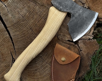Hacha para tallar madera: hoja de acero al carbono 52100 forjada a mano, mango de fresno y funda de cuero. Ideal para carpintero, bushcraft y acampada.