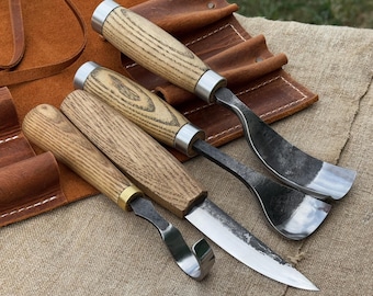 Handgesmede gereedschapsset voor houtsnijwerk, 4-delig. 52100 koolstofstalen messen. Handgrepen van essenhout. Leren schede. Scherpe gereedschappen voor het snijden en snijden van lepels