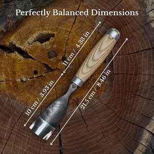 Puede incluir: Un form&oacute;n para madera con mango de madera clara y hoja de metal oscuro. La herramienta tiene un mango de 11 cm, una hoja de 10 cm y una longitud total de 21,5 cm. El texto Perfectly Balanced Dimensions es visible.