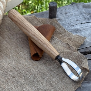 Lepel Carving Schorpioenmes. Vlijmscherp mes. Handgesmeed van 52100-koolstofstaal, ergonomisch essenhouten handvat, met leren schede. Houtsnijwerk. afbeelding 1