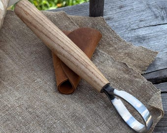 Cuchillo escorpión para tallar cucharas. Hoja afilada como una navaja. Forjado a mano en acero al carbono 52100, mango ergonómico de fresno, con funda de cuero. Tallado en madera.