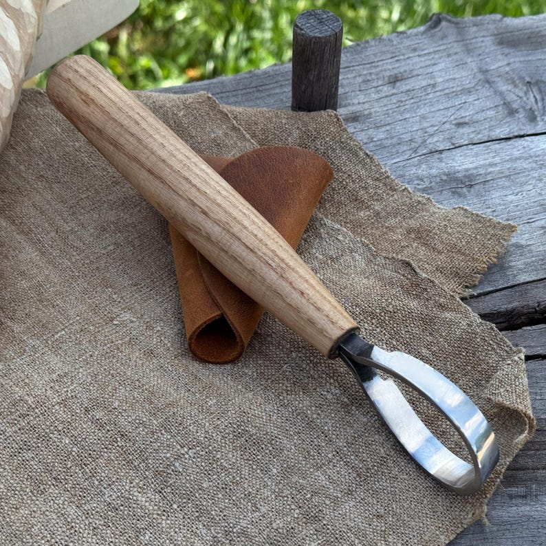 Lepel Carving Schorpioenmes. Vlijmscherp mes. Handgesmeed van 52100-koolstofstaal, ergonomisch essenhouten handvat, met leren schede. Houtsnijwerk. afbeelding 1