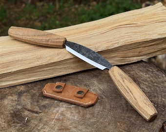 Liten dragkniv för träprojekt. Vasst blad i kolstål, handtag i askträ, läderslida. Smidd dragkniv i trä för snickare.