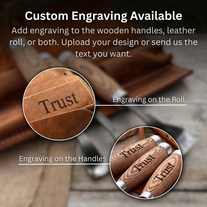 Op de afbeelding: Een bruine lederen gereedschaprol en gereedschap met houten handvatten voorzien van een aangepaste gravure. De tekst "Trust" is gegraveerd op het leer en de houten handvatten. De afbeelding bevat de tekst "Custom Engraving Available", "Engraving on the Roll" en "Engraving on the Handles" om de personalisatieopties te tonen.