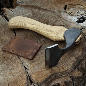 Small Spoon Carving Adze – Forged 52100 Carbon Steel Sharp Flat Blade, Ergonomic Ash Handle, Leather Sheath, Bushcraft Axe for Wood Carving.