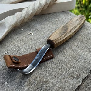 Cuchillo de gancho forjado a mano para tallar cucharas. Hoja afilada de acero al carbono, mango de madera de fresno, funda de cuero. Cuchillo para principiantes en talla de madera.
