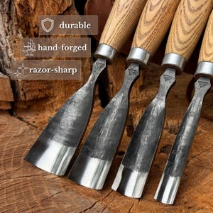 Puede incluir: Un juego de cuatro formones para madera con mangos de madera clara y hojas de metal oscuro y texturizado. Cada hoja presenta un logotipo estampado y un filo pulido. Los textos superpuestos en la imagen incluyen las palabras durable, hand-forged y razor-sharp.