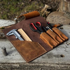 Echtleder Werkzeugrolle mit 4 Taschen. Universalgröße Leder Crazy Horse. Werkzeugtasche. Rolle für Meißel, Beitel, Messer und Werkstatt-Werkzeug.