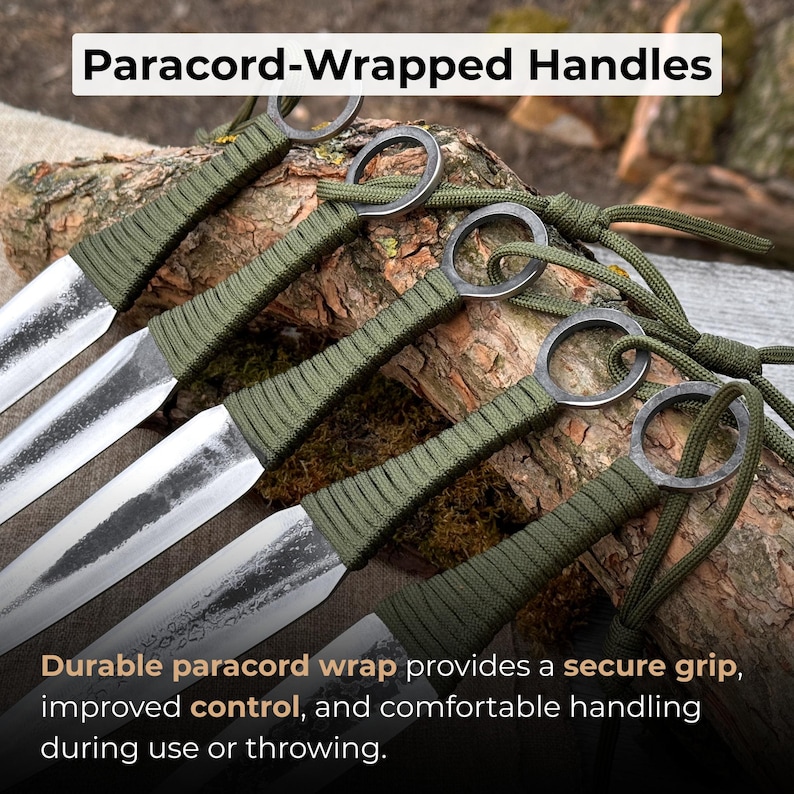 K&ouml;nnte beinhalten: Nahaufnahme von mehreren Wurfmessern mit olivgr&uuml;nen, mit Paracord umwickelten Griffen und silbernen Klingen. Der Text "Paracord-Wrapped Handles" steht oben. Der Text "Durable paracord wrap provides a secure grip, improved control, and comfortable handling during use or throwing" steht unten.