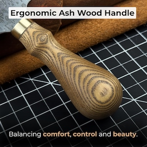 Ledermesser Rund. Rasiermesserscharfe Klinge. Halbmond Messer. Handgeschmiedet aus gehärtetem Carbon 52100 Stahl, ergonomischer Griff, mit Lederscheide Bild 4