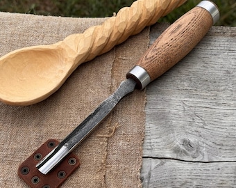 手鍛造の木製彫刻刀 - 52100 スチールブレード、アッシュハンドル、レザーシース - スプーン、ボウル、フィギュア彫刻用の湾曲したノミ。