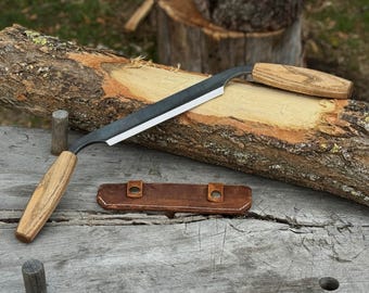 Smidd rak dragkniv för träbearbetning. Vasst blad i kolstål, handtag i askträ, läderslida. Dragkniv för nybörjare.
