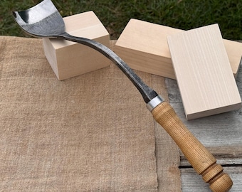 Gesmede grote guts met zwanenhals. Vlijmscherp mes van koolstofstaal, ergonomisch essenhouten handvat. Kom, lepelsnijgereedschap. Guts voor houtbewerking en beeldhouwen