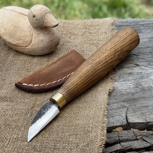 Cuchillo pequeño para tallar forjado a mano: hoja de acero al carbono 52100, mango de fresno y funda de cuero. Cuchillo para tallar detalles en madera, figuras y cucharas.