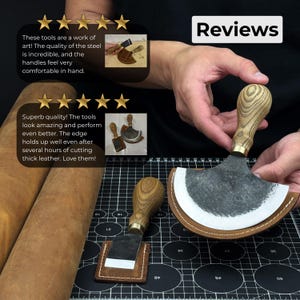 Puede incluir: Un juego de herramientas para trabajar el cuero, que incluye un cuchillo de hoja curva y un cuchillo para biselar rectangular, ambos con mangos de madera. Los cuchillos se muestran sobre una esterilla de corte negra. La imagen incluye rese&ntilde;as de clientes.