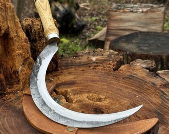 Hoz de jardín grande – Hoja de acero al carbono 52100 forjada a mano, mango de fresno – Hoz de cosecha resistente con funda de cuero