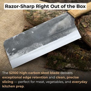 Puede incluir: Un cuchillo de cocina grande y rectangular con un mango de madera clara y una hoja ancha y plateada. La hoja tiene un acabado oscuro y texturizado y el texto "Razor-Sharp Right Out of the Box". El cuchillo est&aacute; dise&ntilde;ado para la preparaci&oacute;n culinaria.