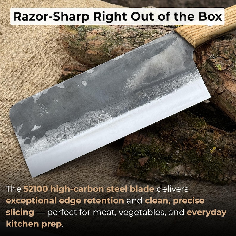 Puede incluir: Un cuchillo de cocina grande y rectangular con un mango de madera clara y una hoja ancha y plateada. La hoja tiene un acabado oscuro y texturizado y el texto "Razor-Sharp Right Out of the Box". El cuchillo est&aacute; dise&ntilde;ado para la preparaci&oacute;n culinaria.