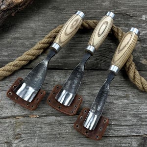 3-Piece Hand-Forged Bent Gouge Set – Sharp Carbon Steel Blades, Ergonomic Ash Handles, Leather Sheaths – Spoon & Bowl Carving Tools