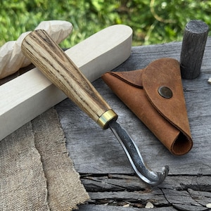 Cuchillo de gancho forjado para tallar madera. Hoja afilada de acero al carbono, mango de madera de fresno, funda de cuero. Cuchillo para principiantes para tallar cucharas y cuencos.