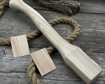 Högkvalitativt ersättningsyxskaft. Ergonomiskt skaft i askträ, kilar i röd ek. Handgjorda skaft för yxa, yxa och stickyxa. Specialdesignat skaft.