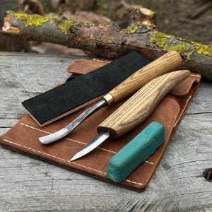 Ensemble d'outils de sculpture sur bois avec lanière en cuir - Lames en acier au carbone 52100, manches en frêne - Ensemble d'outils forgés à la main pour la sculpture