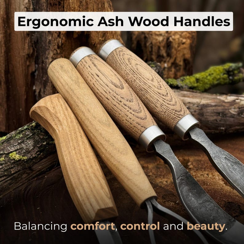 Pode incluir: Close-up de quatro ferramentas de jardinagem com cabos de madeira de freixo castanho claro e faixas de metal prateado. O texto "Ergonomic Ash Wood Handles" e "Balancing comfort, control and beauty" &eacute; vis&iacute;vel.