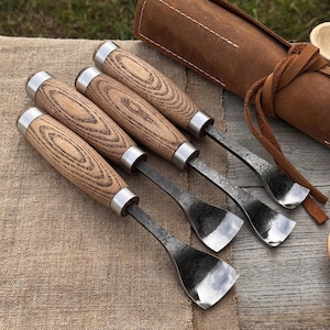 4-Piece Hand-Forged Spoon Carving Gouge Set – Sharp Carbon Steel Blades, Ergonomic Ash Wood Handles, Leather Sheaths – Woodworking Tools