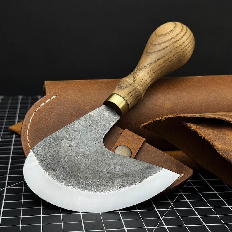 Rond mes voor leerwerk. Vlijmscherp mes. Hoofdmes. Handgesmeed van gehard 52100-koolstofstaal, ergonomisch handvat, met mantel afbeelding 1