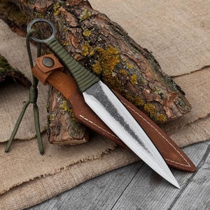 Cuchillo arrojadizo forjado a mano, hoja sin afilar, acero al carbono 52100, mango de paracord, cuchillo de práctica equilibrado para exteriores y bushcraft.