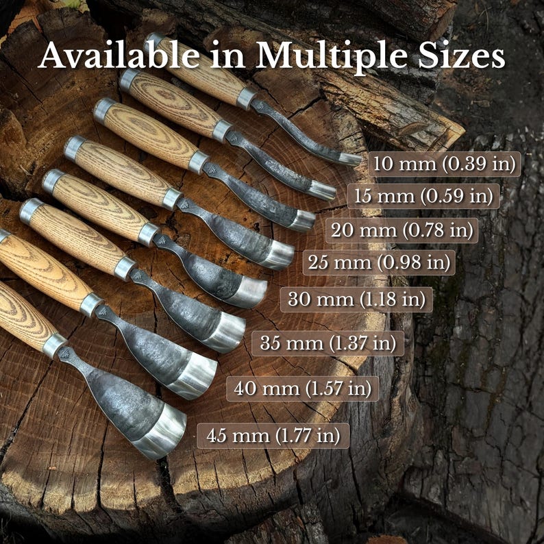 Pu&ograve; includere: Un set di sette sgorbie per intaglio con manici in legno marrone chiaro e lame metalliche curve. Il testo Available in Multiple Sizes &egrave; visibile, insieme alle misure che vanno da 10 mm a 45 mm per ogni utensile mostrato nell'immagine.