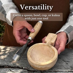 Puede incluir: Una gubia para tallar madera con mango de madera clara y virola de metal, sostenida junto a un cuenco de madera parcialmente tallado. La imagen incluye el texto: Versatility. Carve a spoon, bowl, cup, or kuksa with just one tool.