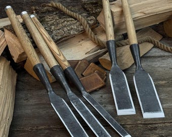 Dłuta do szkieletu drewnianego, ręcznie kute – ostrza ze stali węglowej 52100, trzonki jesionowe – slick chisels do prac ciesielskich i stolarskich