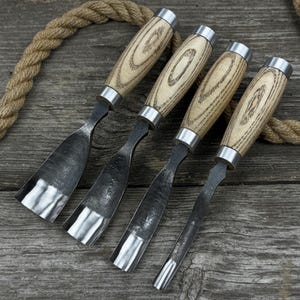 4-Piece Hand-Forged Bent Gouge Set – Sharp 52100 Carbon Steel, Ergonomic Ash Handles, Leather Sheaths – Wood Carving & Spoon Carving Tools