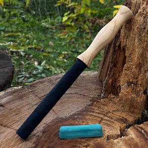 Ronde leren riem om messen te slijpen. Polijstpasta inbegrepen. Essenhouten bord. Gereedschap slijpen. Leren riem voor haak- en schormessen