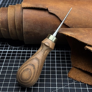 Punzón para trabajar el cuero, aguja afilada. Forjado a mano en acero al carbono 52100 endurecido, mango de fresno. Punzón para cuero. Punzón para coser, herramienta para trabajar el cuero.
