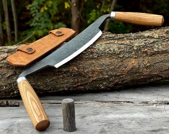 Dragkniv för träsnideri. Smidd 52100 kolstålsklinga, askhandtag, läderslida. Snickarkniv för täljning och träbearbetning.