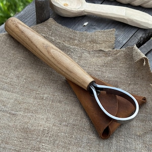 Cuchillo de trinchar Scorp. Hoja afilada. Forjado a mano en acero al carbono 52100 endurecido, mango de madera de fresno y funda de cuero. Tallado de cucharas.