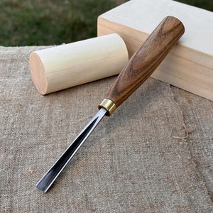 V-teiliger Meissel für detailliertes Schnitzen. Scharfe Klinge aus Kohlenstoffstahl, Griff aus Eschenholz. Holzbeitel. Handgeschmiedete Meißel für Holzschnitzerei.