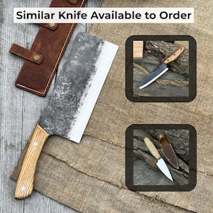 Puede incluir: Un cuchillo de carnicero grande y r&uacute;stico con mango de madera y una hoja plateada ancha. El cuchillo se muestra sobre una tela de arpillera con una funda de cuero. El texto "Similar Knife Available to Order" est&aacute; en la parte superior. Se muestran cuchillos adicionales.