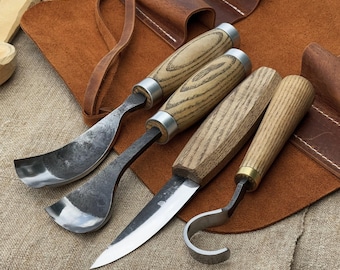 Geschmiedetes 4-teiliges Schnitzwerkzeug-Set. 52100 Klingen aus Kohlenstoffstahl. Griffe aus Esche. Scheide aus Leder. Werkzeuge für die Löffelschnitzerei, Schüsselschnitzerei und das Schiffchenschnitzen