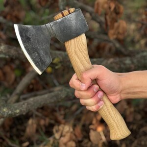 Campingbijl. Handgesmeed blad van gehard koolstofstaal 52100, essenhouten handvat, leren schede. Bushcraft-bijl voor houtbewerkingsprojecten.