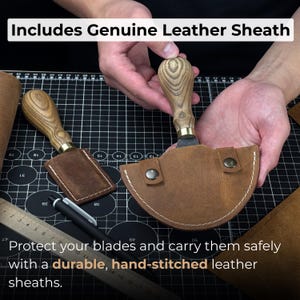 Puede incluir: Dos cuchillos de artesan&iacute;a en cuero con mangos de madera y detalles de lat&oacute;n, mostrados con sus fundas de cuero marr&oacute;n. La imagen incluye texto que dice "Includes Genuine Leather Sheath" y "Protect your blades and carry them safely with a durable, hand-stitched leather sheaths."